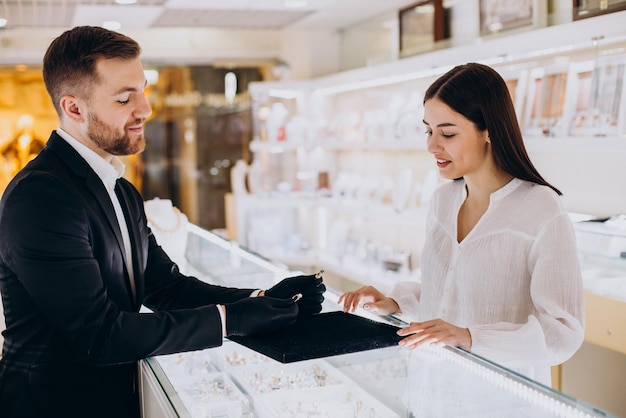 Vrouw die een ring kiest bij juwelier