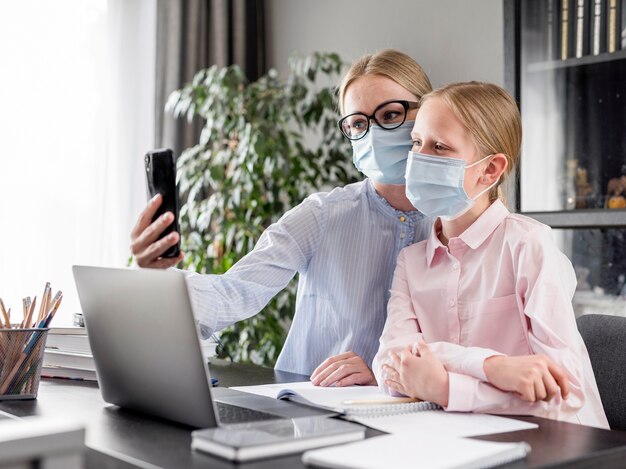 Vrouw die een selfie met haar student