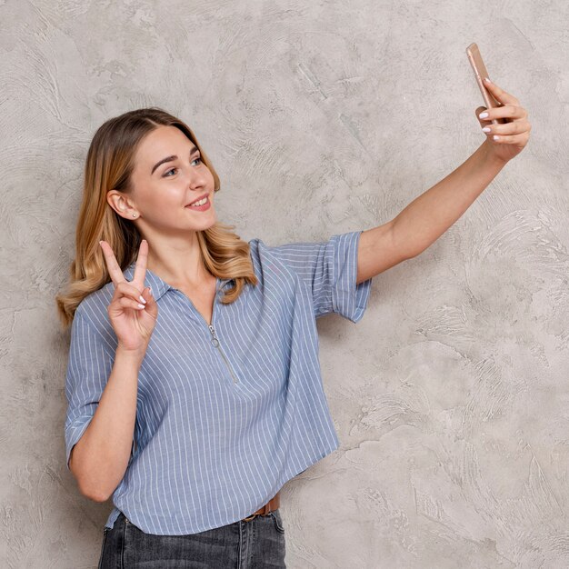 Vrouw die een selfie met haar telefoon neemt