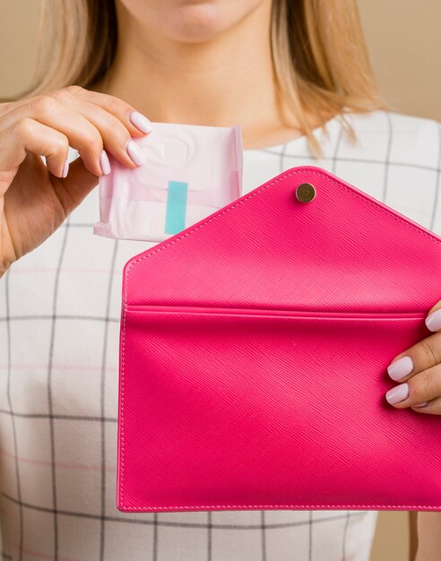 Vrouw die een stootkussen van haar portefeuille toont