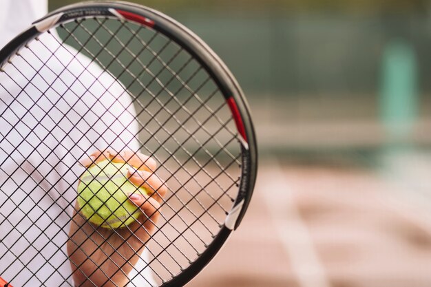 Vrouw die een tennisracket houdt