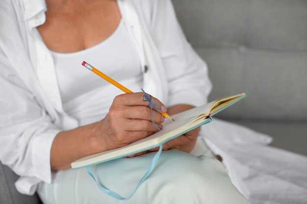 Gratis foto vrouw die een touwtje aan de vinger draagt ter herinnering