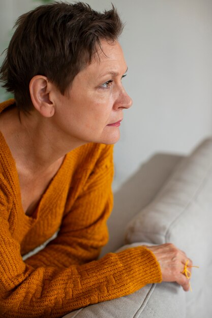 Vrouw die een touwtje aan de vinger draagt ter herinnering