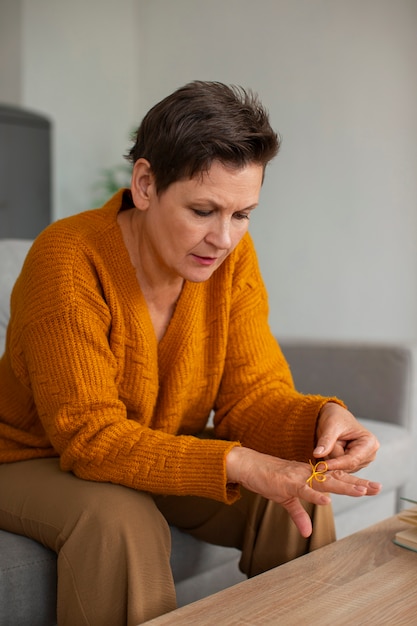 Gratis foto vrouw die een touwtje aan de vinger draagt ter herinnering