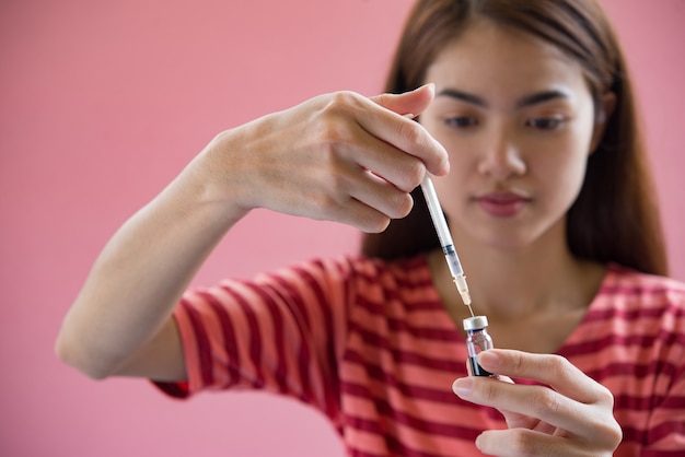 vrouw die een vaccin zet