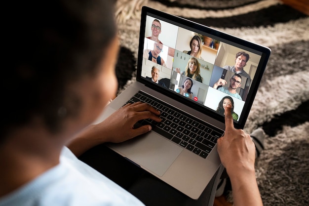 Vrouw die een videogesprek op laptop maakt