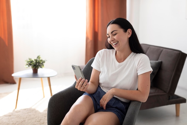 Vrouw die een videogesprek voert met haar familie