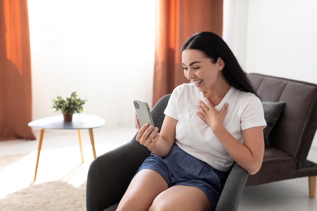 Vrouw die een videogesprek voert met haar familie