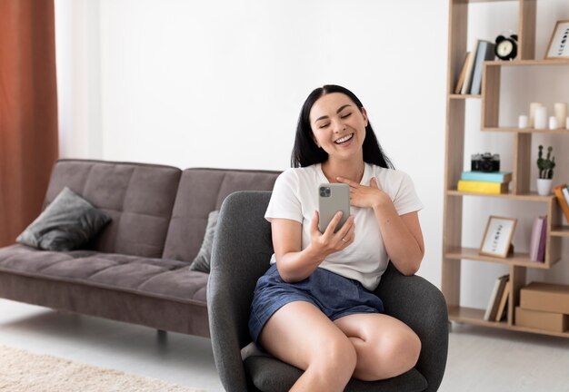 Vrouw die een videogesprek voert met haar familie