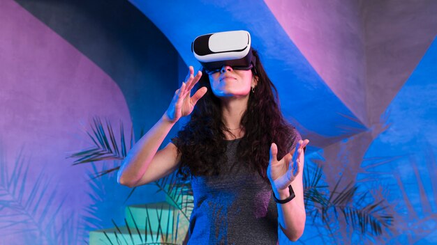 Vrouw die een vr-reeks in een aardige ruimte draagt