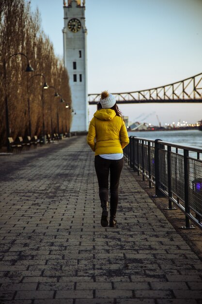 Vrouw die een wandeling maakt in een park in de buurt van de Jacques Cartier-brug in Canada