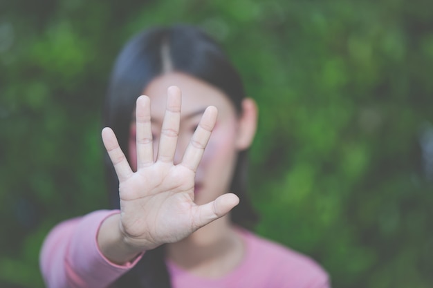 Vrouw die eindegebaar met haar hand maakt.