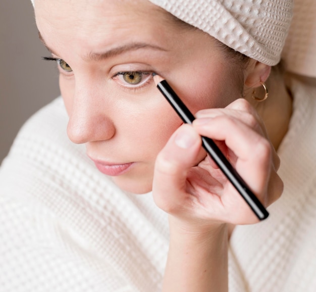 Vrouw die eyeliner toepast