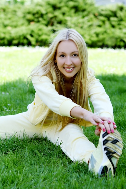 Vrouw die fitnesstraining in het park doet