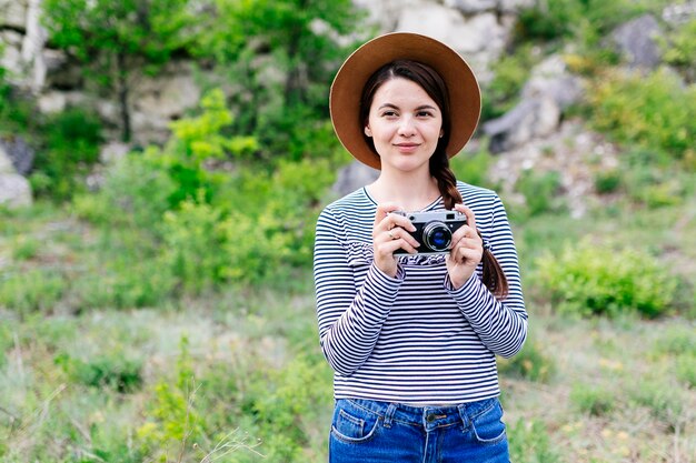 Vrouw die foto in aard neemt