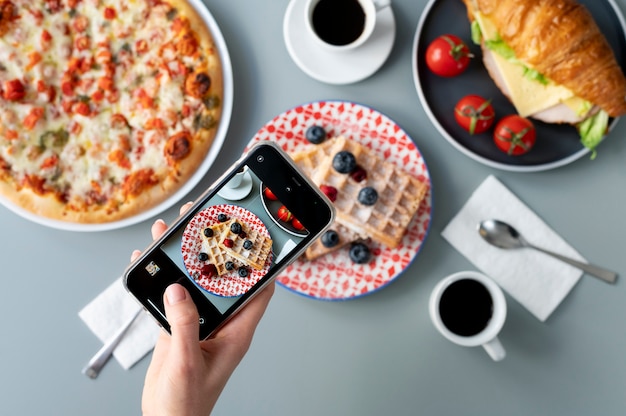 Vrouw die foto maakt van wafels met fruit