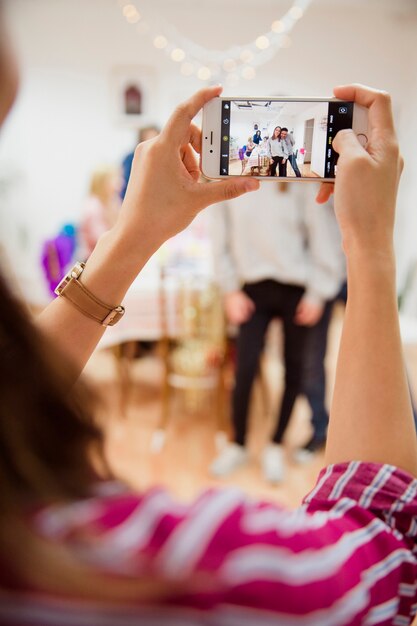 Vrouw die foto neemt bij verjaardagspartij