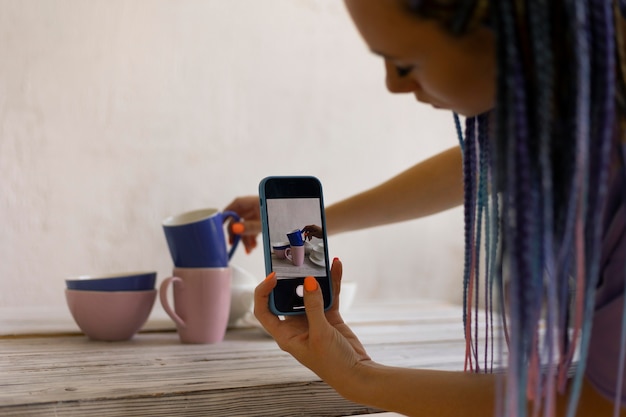 Vrouw die foto's maakt voor haar bedrijf