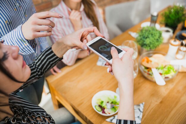 Vrouw die foto van voedsel neemt