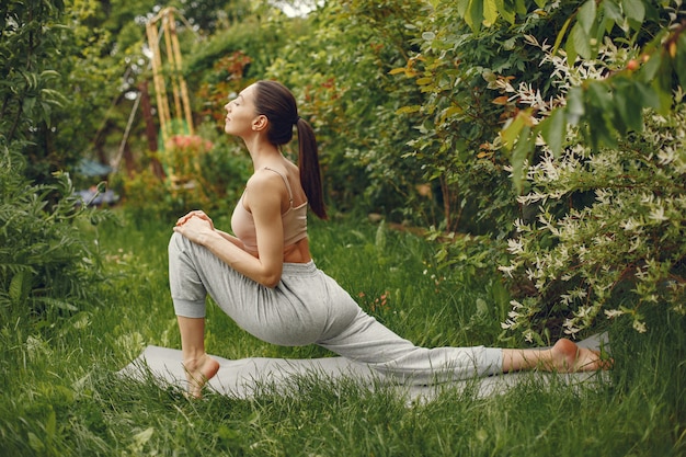 Vrouw die geavanceerde yoga in een park uitoefenen