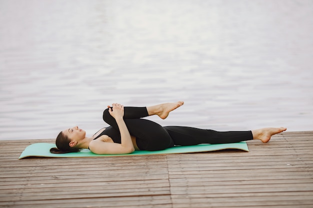 Vrouw die geavanceerde yoga uitoefenen door het water