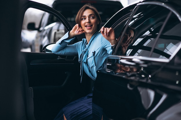 Vrouw die gelukkig een auto koopt