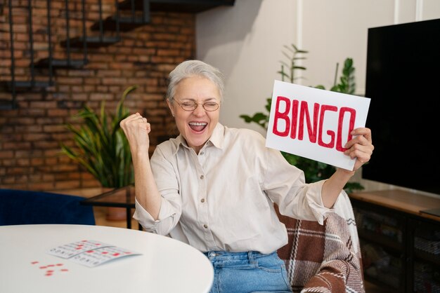 Vrouw die gepassioneerd is over het spelen van bingo