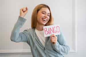 Gratis foto vrouw die gepassioneerd is over het spelen van bingo