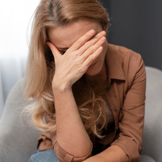 Vrouw die gezicht behandelt met hand