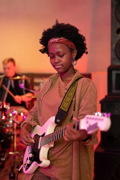 Vrouw die gitaar speelt op een plaatselijk evenement