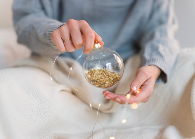 Vrouw die glanzende snuisterij in hand houdt