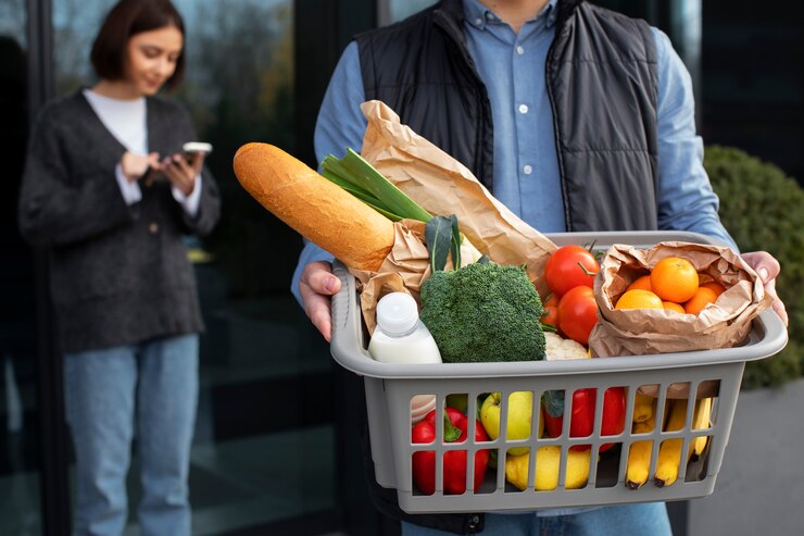 Gratis Foto vrouw die haar bezorging van boodschappen controleert