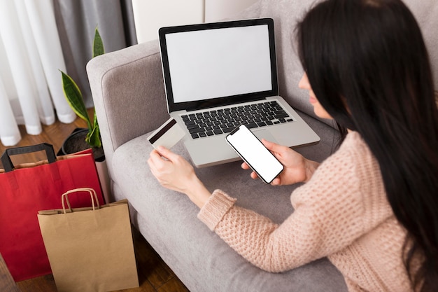 Vrouw die haar creditcard gebruikt voor een nieuwe aankoop