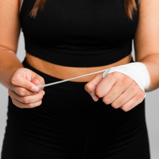 Vrouw die haar handen vooraanzicht verbindt