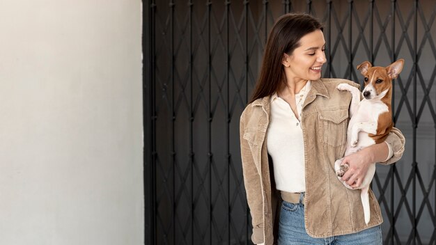 Vrouw die haar hond bekijkt terwijl het stellen