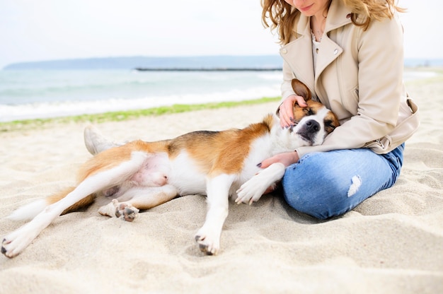 Vrouw die haar hond buiten aaien