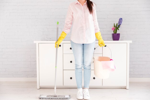 Vrouw die haar huis schoonmaakt