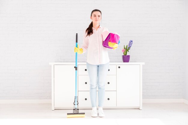 Vrouw die haar huis schoonmaakt