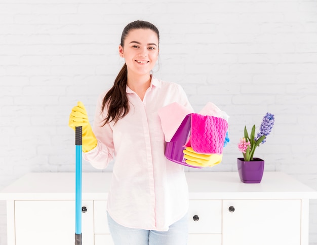 Vrouw die haar huis schoonmaakt