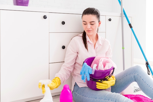 Vrouw die haar huis schoonmaakt