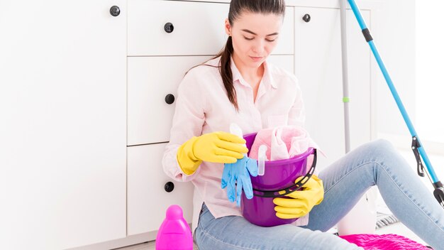 Vrouw die haar huis schoonmaakt