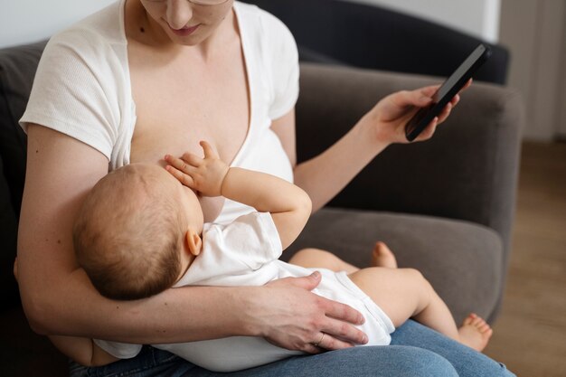 Vrouw die haar kind borstvoeding geeft