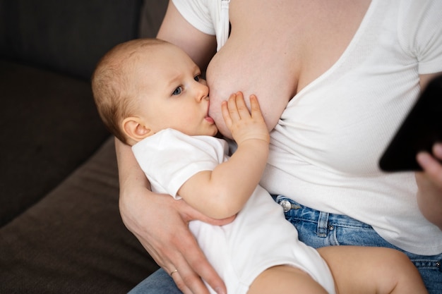 Vrouw die haar kind borstvoeding geeft