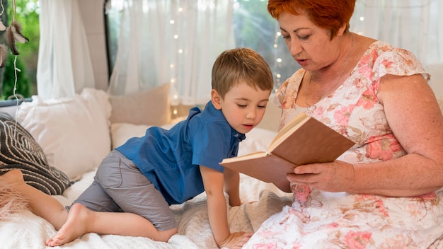 Vrouw die haar kleinzoon in een caravan leest