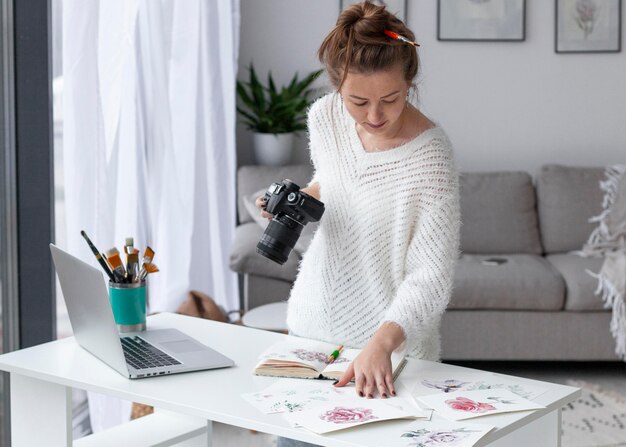 Vrouw die haar kunstwerk filmt