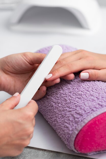 Vrouw die haar manicure heeft gedaan