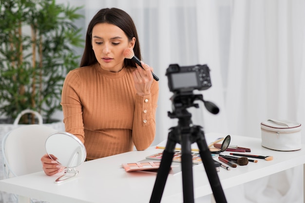 Vrouw die haar samenstelling op camera doet