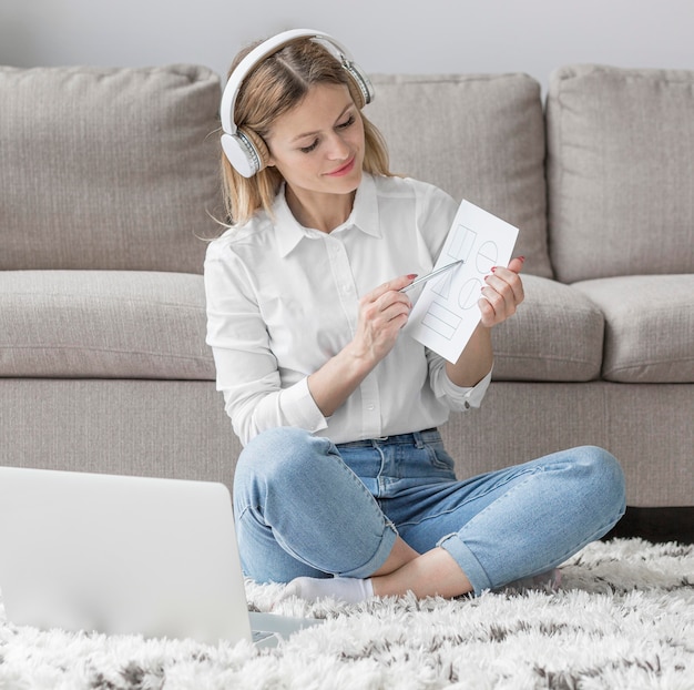 Gratis foto vrouw die haar studenten online onderwijst