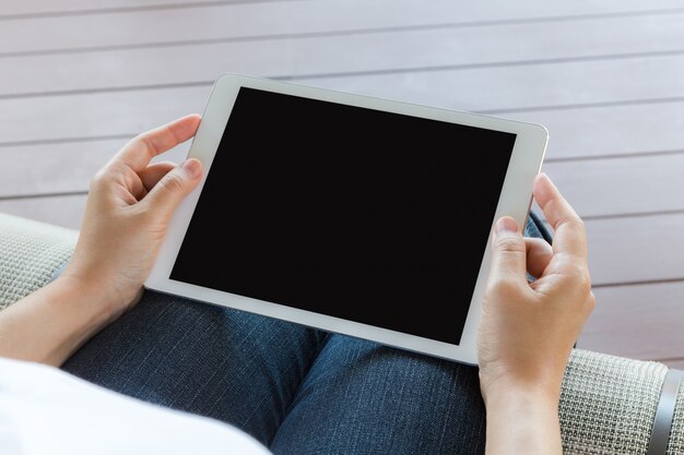 Vrouw die haar tablet