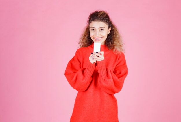 vrouw die haar visitekaartje presenteert of andere personen heeft ontvangen.